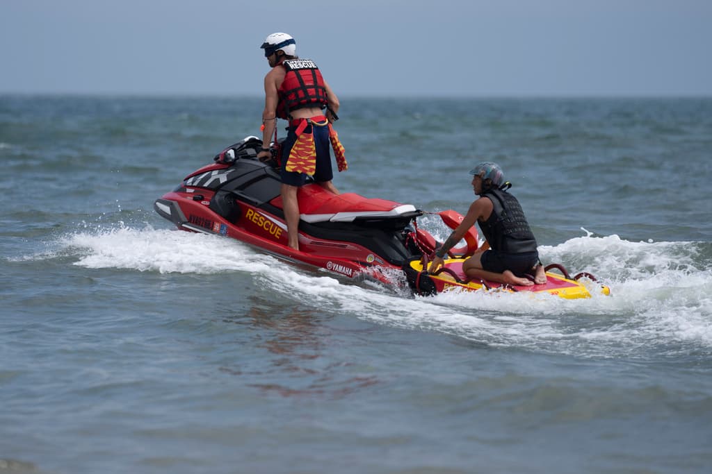 La Gobernadora de Nueva York, Kathy Hochul informó que aumentarán la vigilancia en las playas debido al incremento de avistamientos de tiburones.
<br>“Estos nuevos drones aumentarán la capacidad de monitoreo de tiburones de los gobiernos locales en Long Island y la ciudad de Nueva York, 
<b>asegurando que las playas locales sean seguras para todos los bañistas"</b>, dijo.
<br>