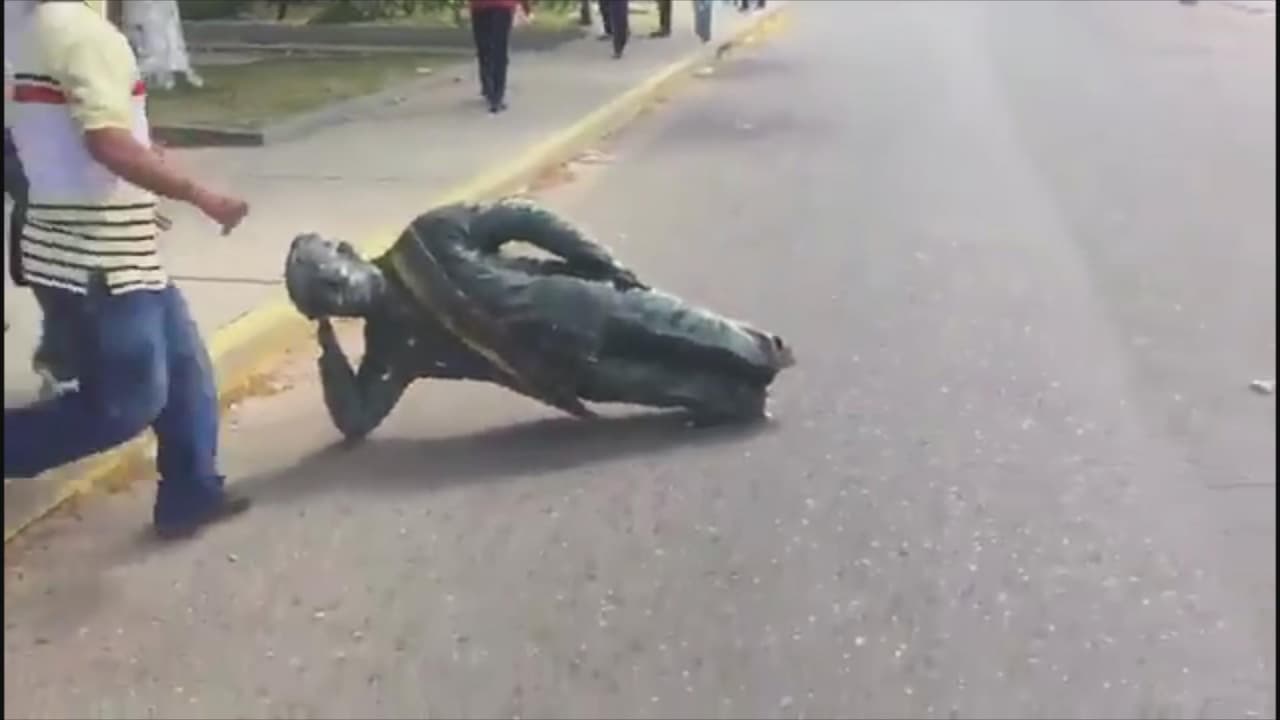 Opositores derribaron y quemaron una estatua de Chávez en Venezuela