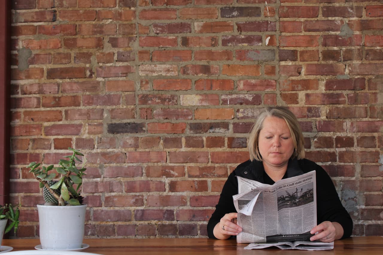Tippi McCullough en una cafetería cerca de la escuela que la despidió