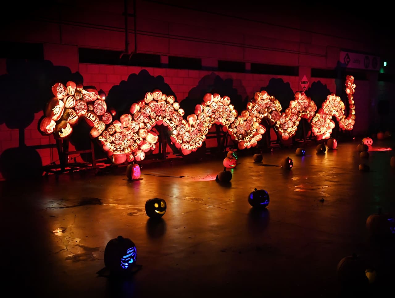 Este dragón chino es tan solo un ejemplo de las figuras que se pueden ver en el festival. 'RISE of the Jack O’Lanterns' llega al Pomona Fairplex el 27 de octubre y culmina el 30 de octubre.