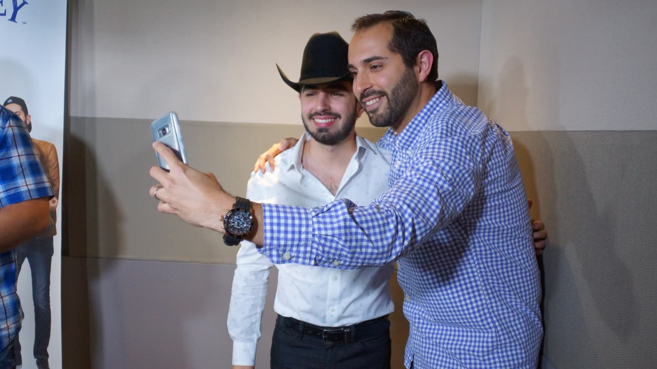 Joss Favela llegó con guitarra en mano a la cabina del Free-guey show y nos deleitó con su música.