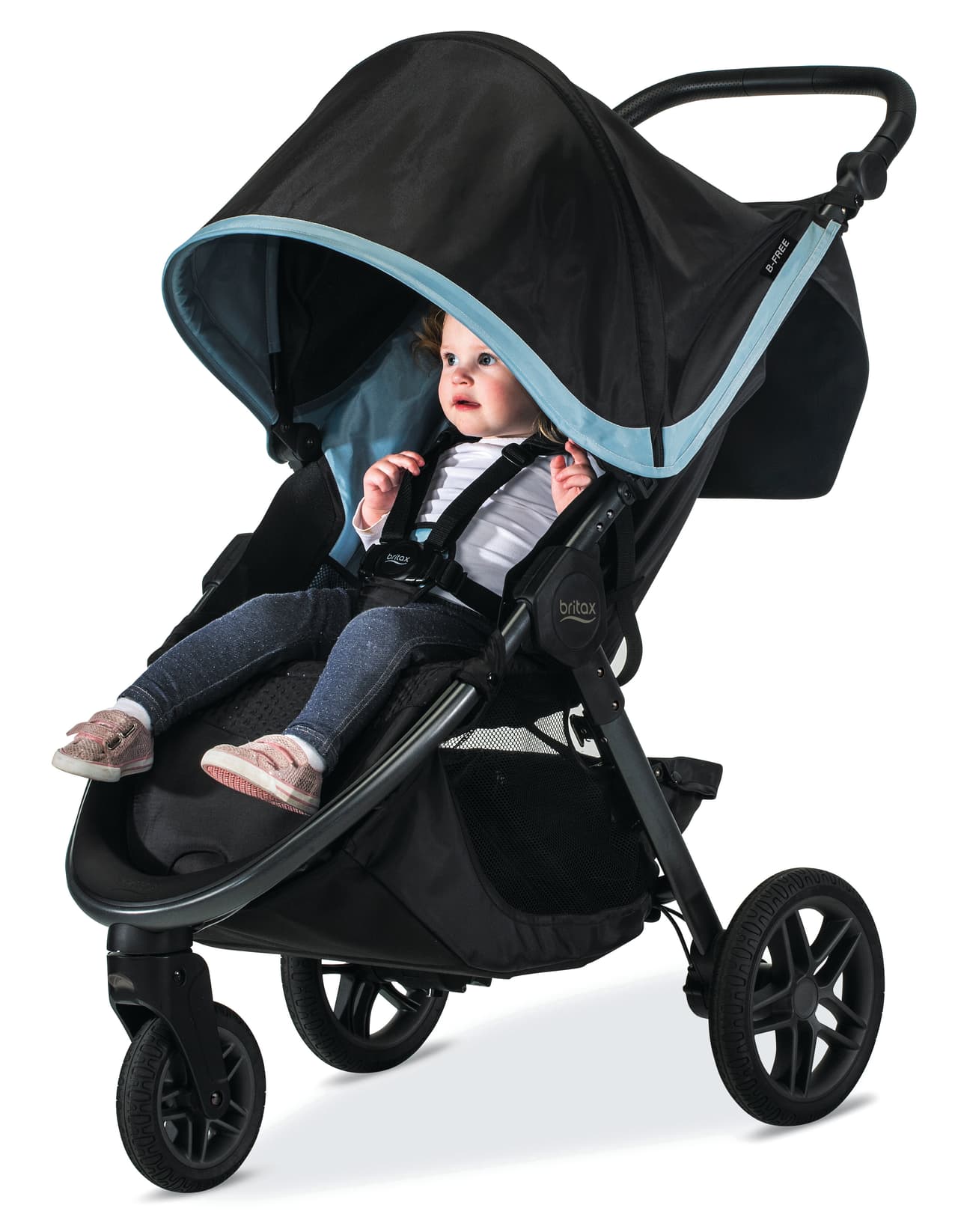 <b>Britax B-Free </b>
<br>Otro cochecito de tres ruedas fácil de manejar en espacios reducidos, además tiene una gran cantidad de bolsas guardaobjetos (la inferior es de las más grandes) y la sombrilla más ancha. Sus llantas todoterreno la hacen ideal para caminos sinuosos, pero ojo, no es un vehículo para correr.