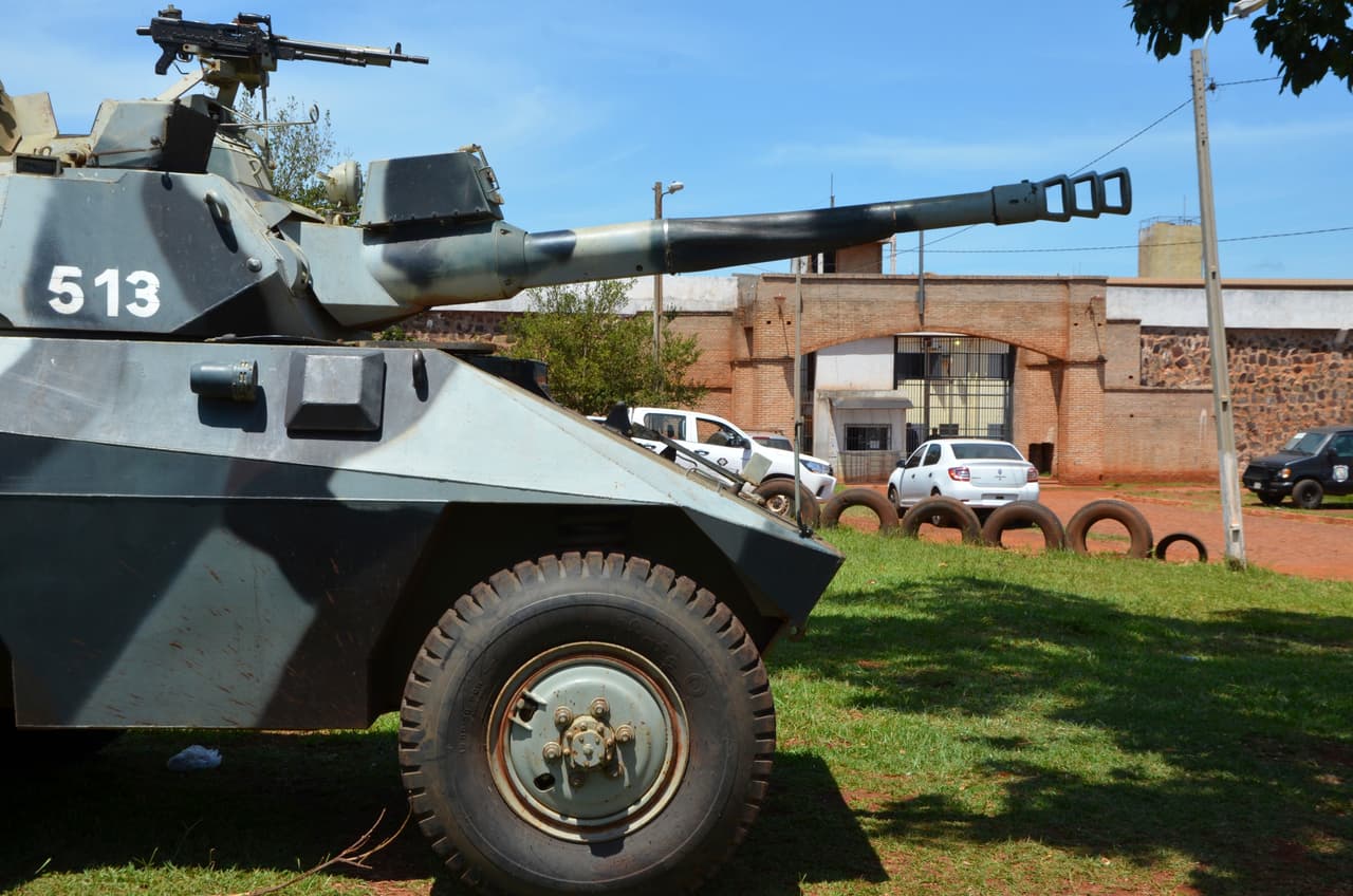 Un tanque de la policía frente a la entrada principal de la prisión de Pedro Juan Caballero este domingo.