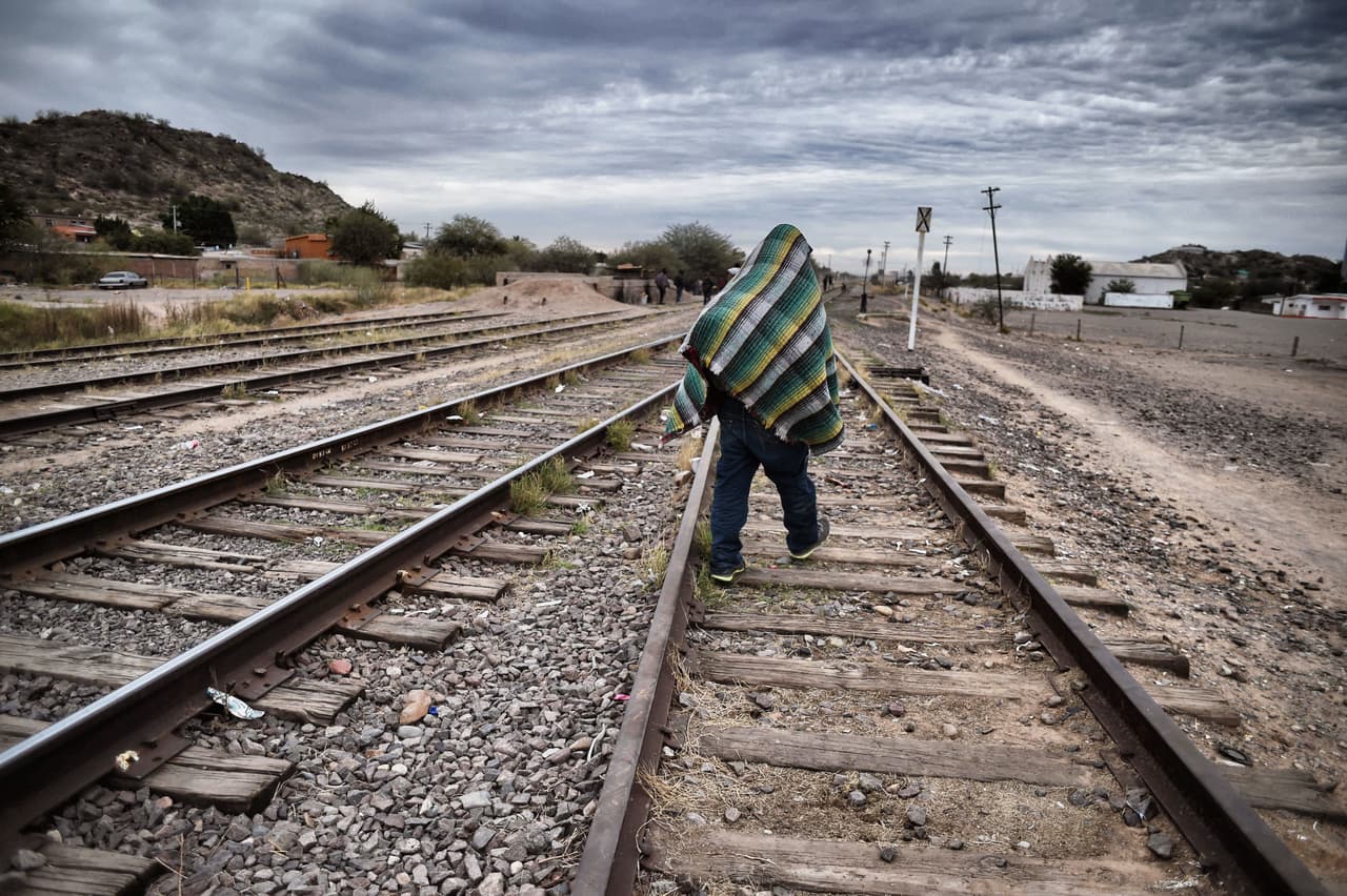 Un migrante camina por las vías de 'La Bestia' en México.