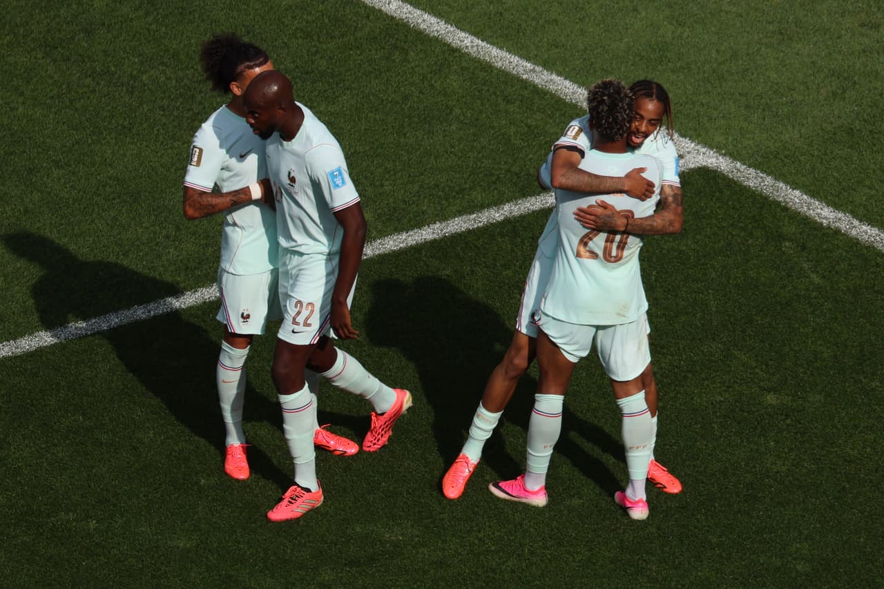 Jugadores celebran el festejo rotundo de Francia con un abrazo