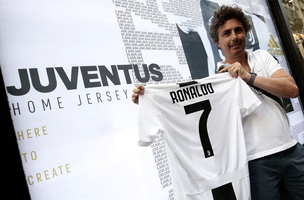 Aficionado de la Juventus luce con orgullo la playera de Cristiano Ronaldo.