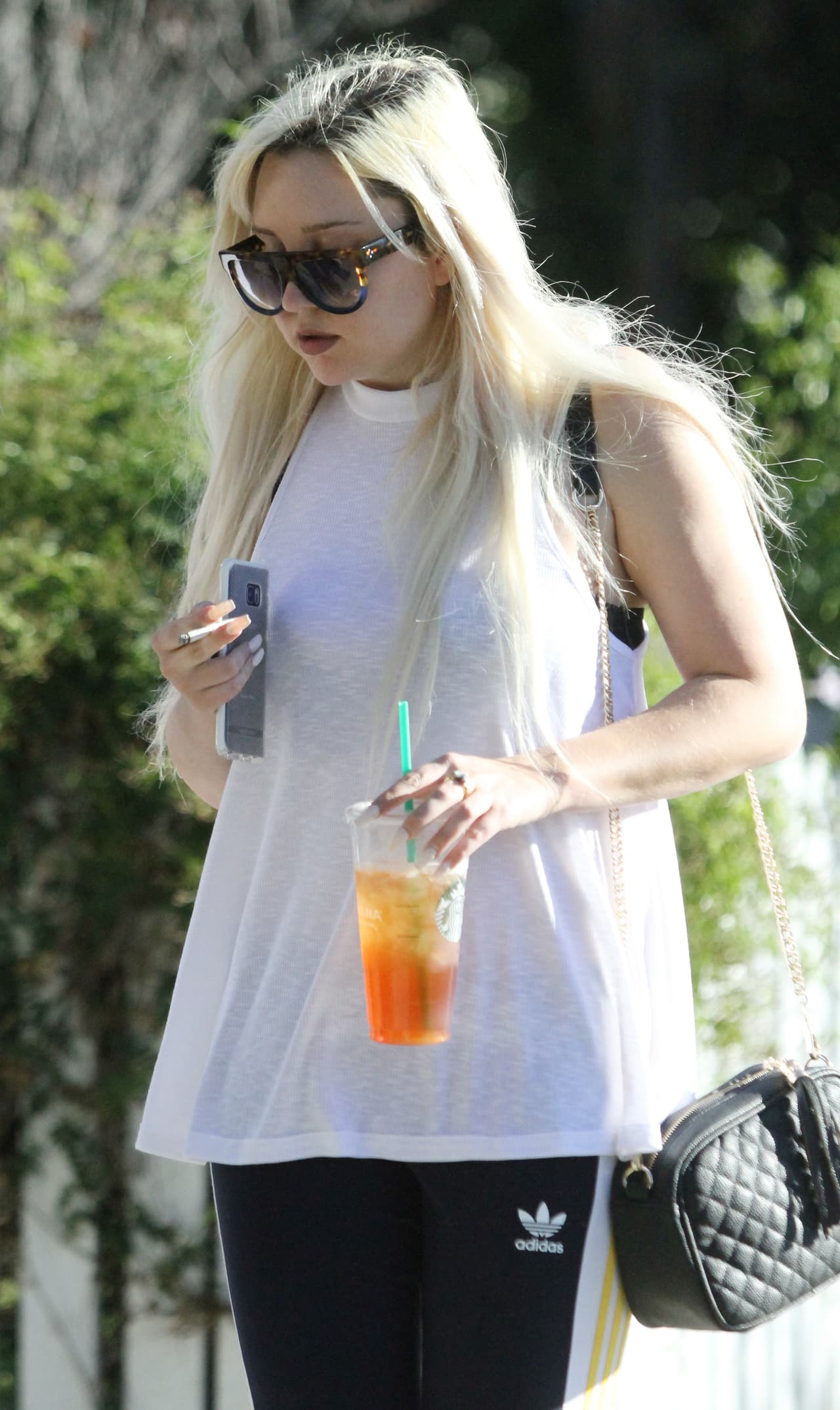 La vimos fumando y bebiendo un té.