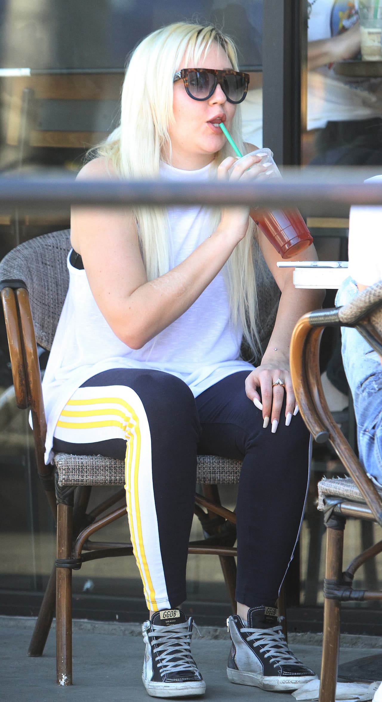 Se sentó con sus amigos en un restaurante.