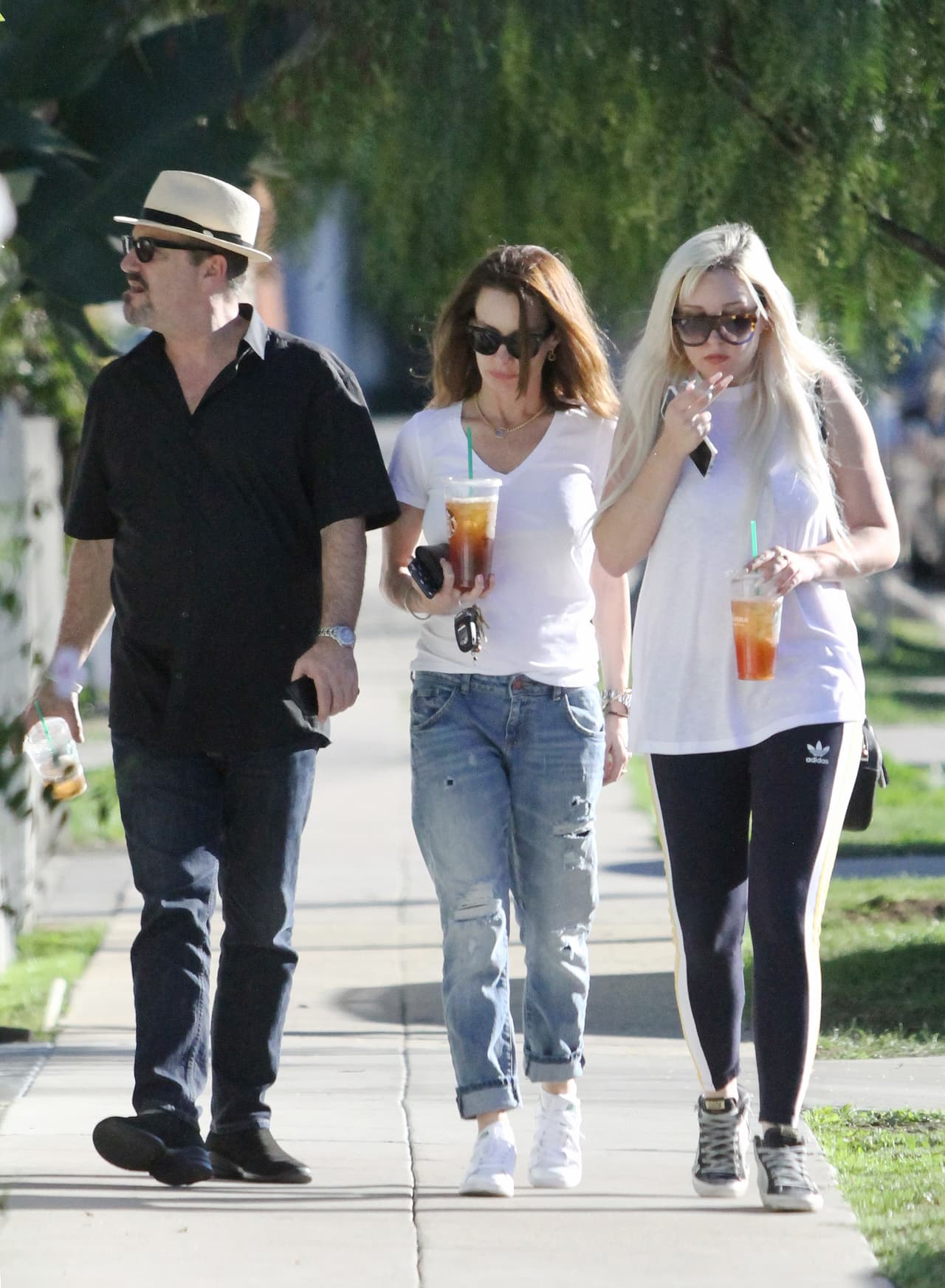 Salió a pasear con unos amigos en Los Angeles.