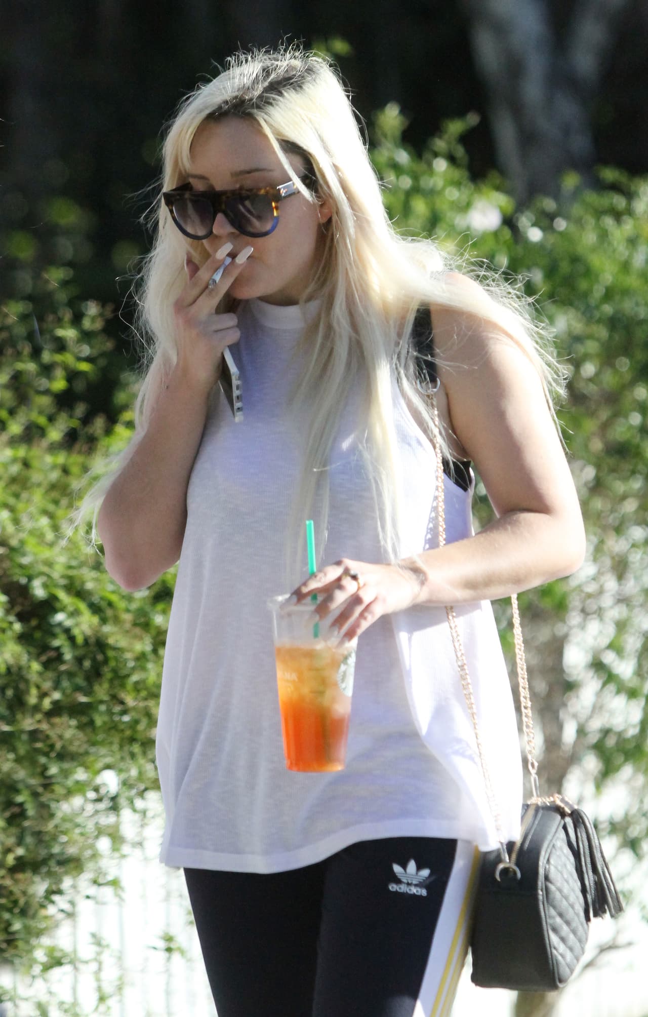 El cigarrillo es un vicio que al parecer no ha podido dejar a un lado.