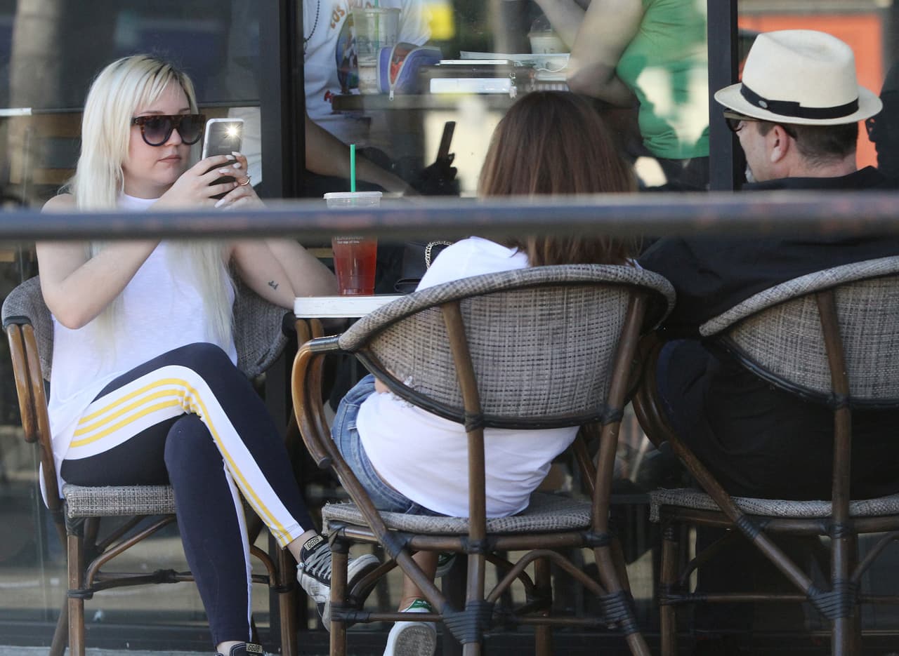 Amanda Bynes paseando con sus amigos.
