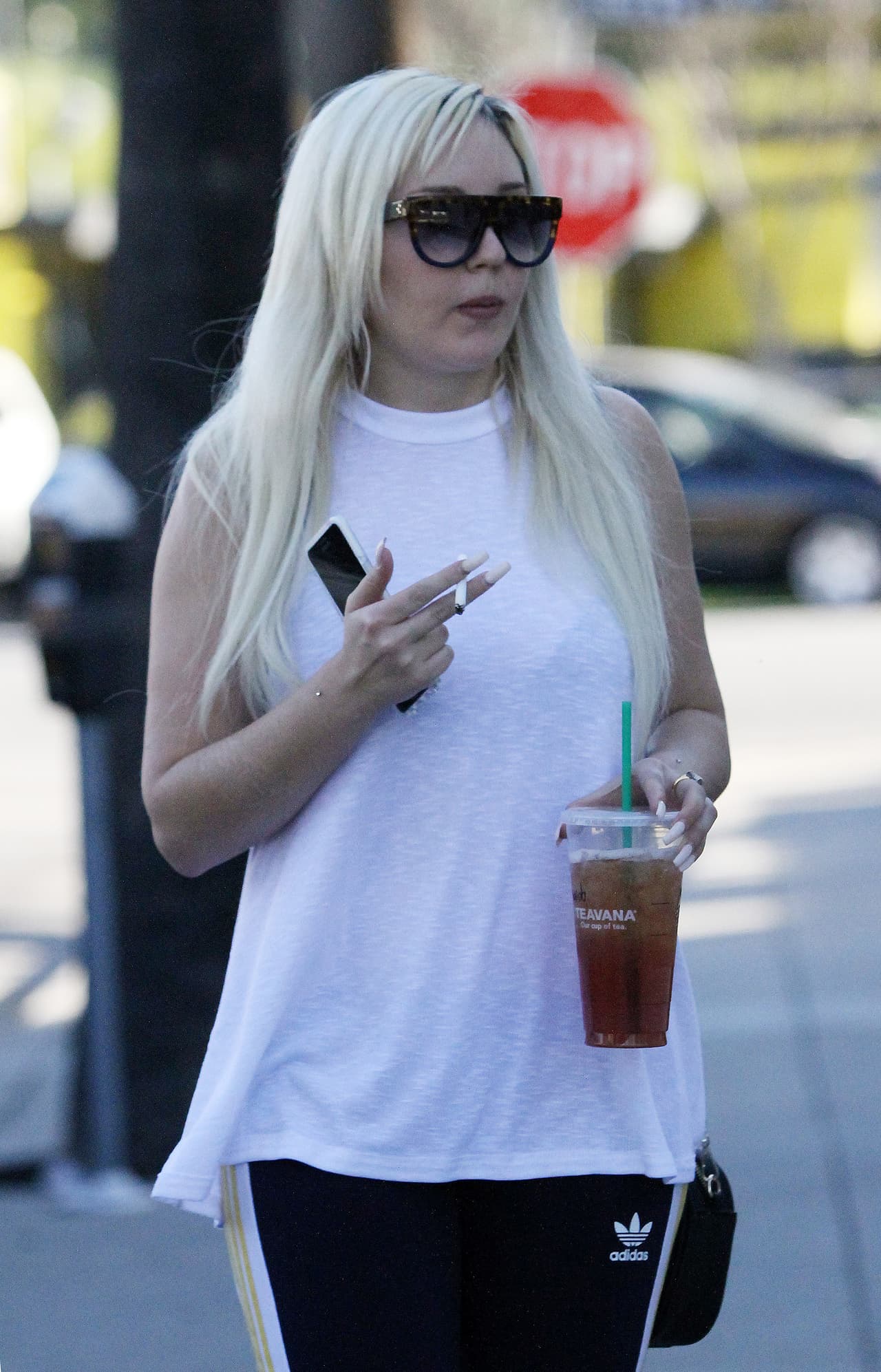 Amanda usó una playera blanca muy holgada.