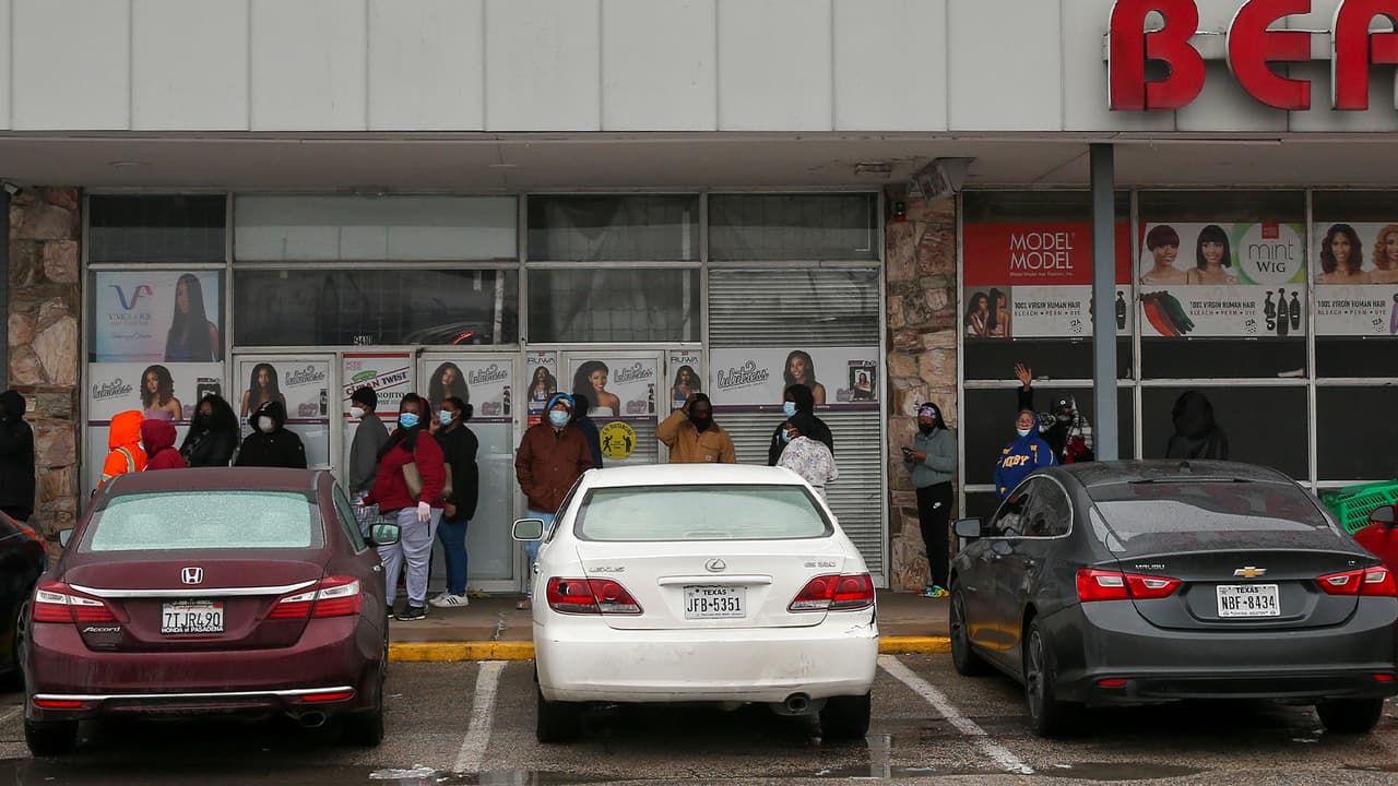 Lina Hidalgo, jueza del condado Harris, dijo que la situación no ha mejorado durante el miércoles y lo calificó como un "desastre".