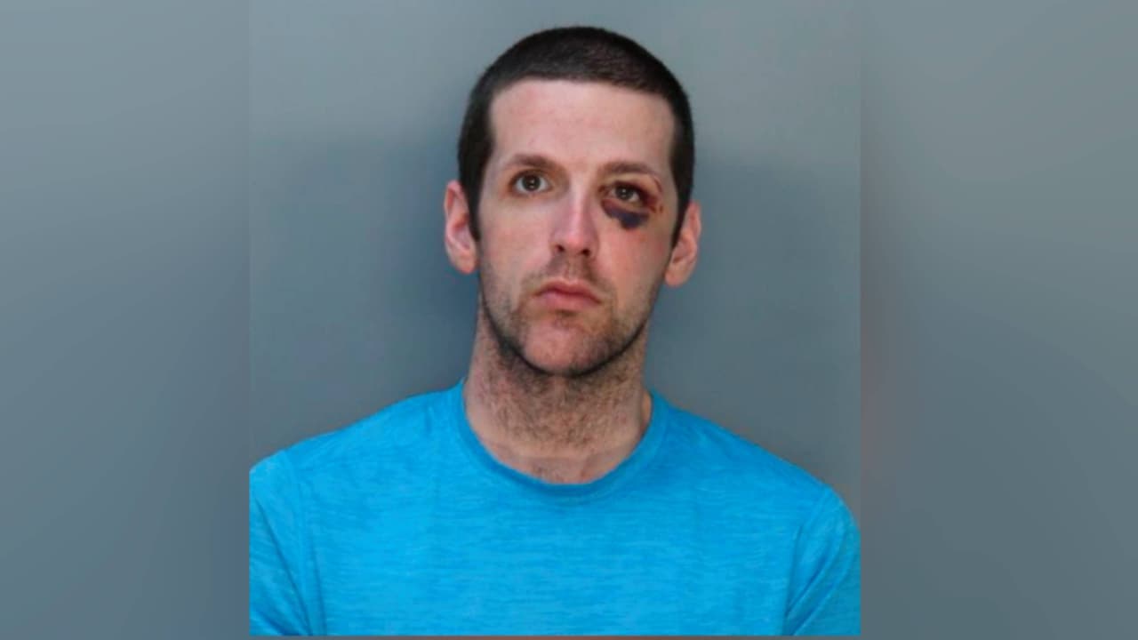 Llama al 911 a decir que su casa se incendia y descubren que él inició el fuego