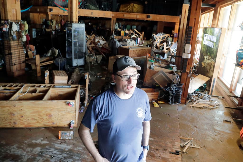 Chad Pickens, gerente general del negocio 
<b>Great Outdoor Provision Co. </b>en Chapel Hill permitió ver las condiciones en las que quedó el establecimiento a causa de las inundaciones. Prácticamente lo perdió todo, pero Pickens se expresó agradecido porque al estar vivo tiene la posibilidad de intentar recuperarse.