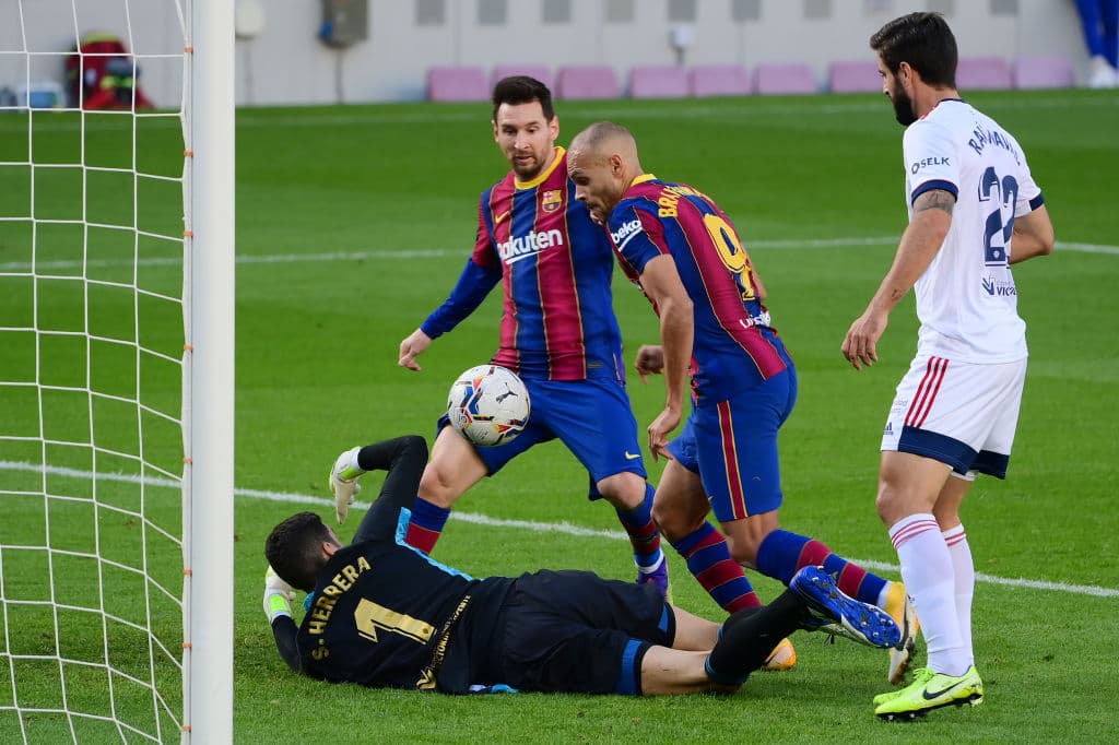 Barcelona golea a Osasuna 4-0 en el Camp Nou y Messi anota el último gol con dedicatoria a Diego Armando Maradona. Martín Braithwait abrió el marcador al minuto 29, le siguió Antoine Griezmann al 42 y el tercer tanto fue por parte de Coutinho, durante la Jornada 11 de La Liga.