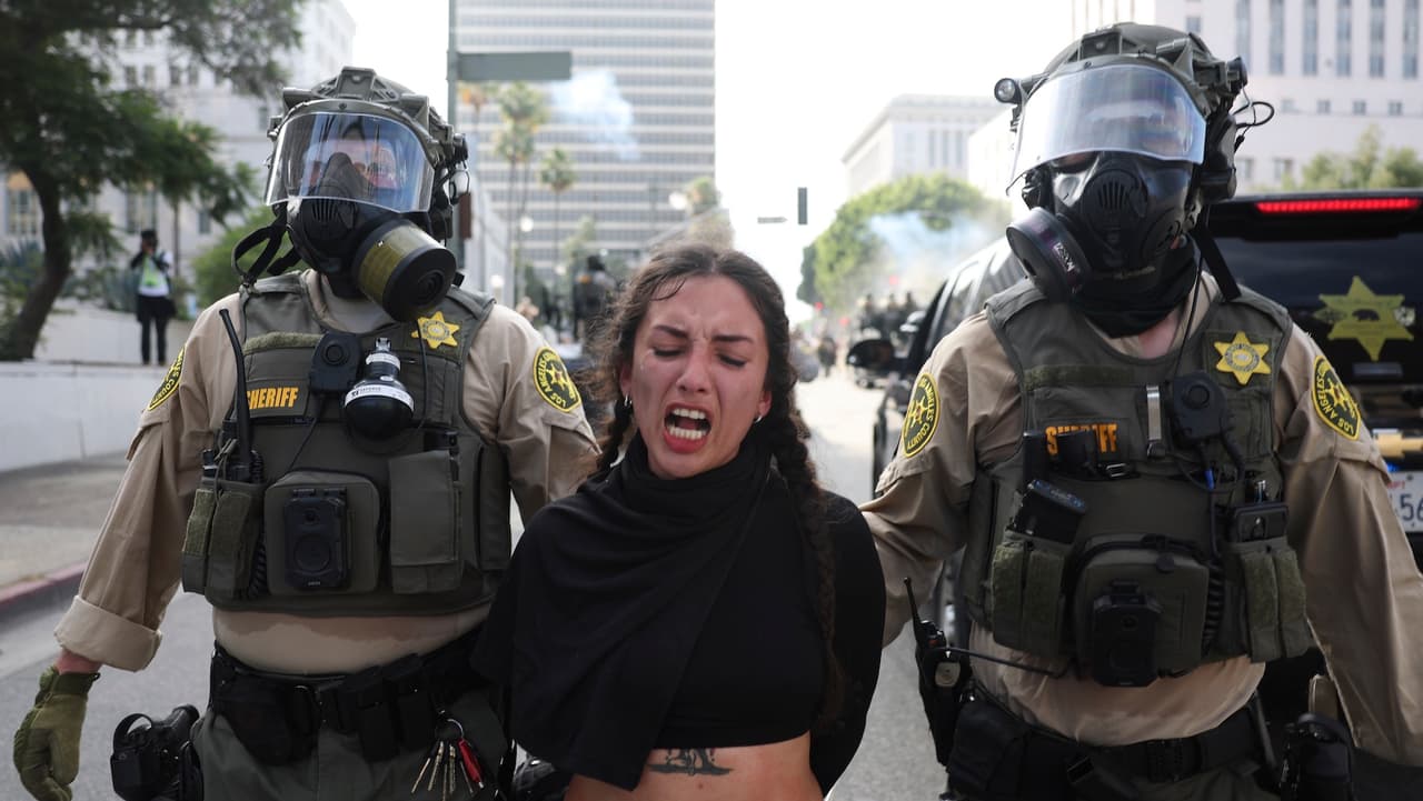 Nueva ley en California busca prohibir que agentes del orden cubran su rostro durante operativos oficiales