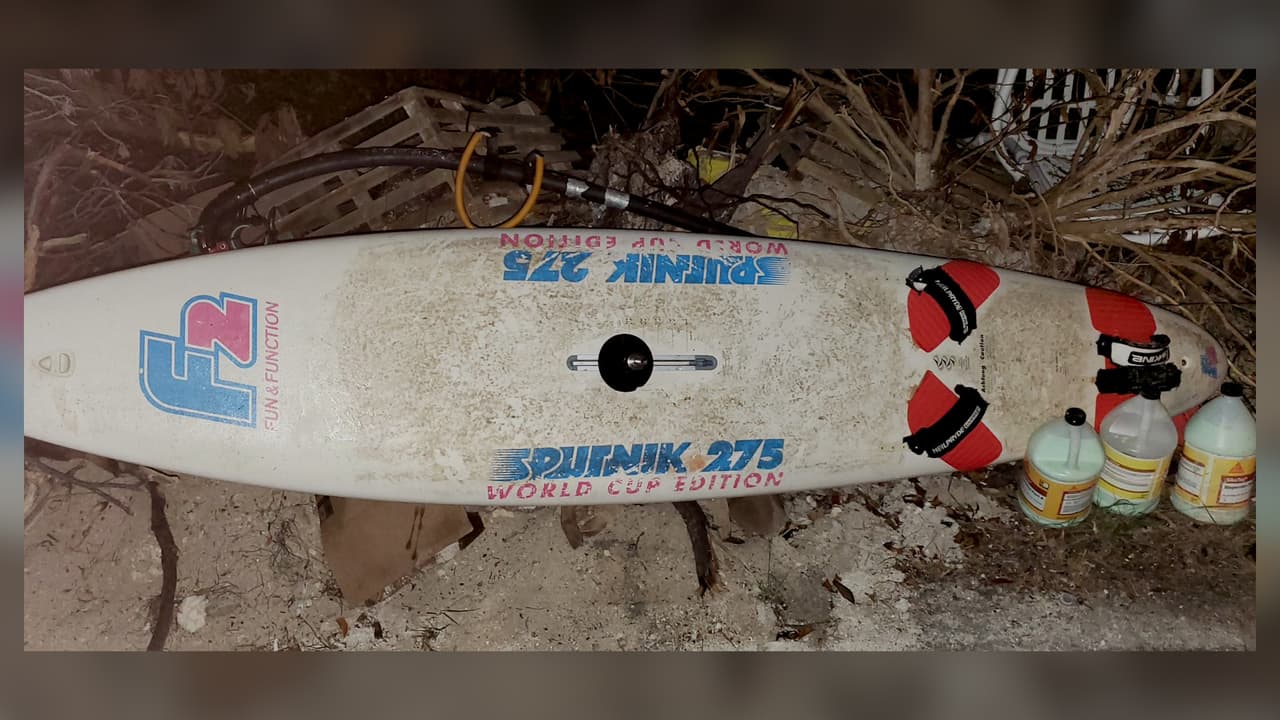 También, otros dos hombres llegaron en unas tablas de Windsurf a Big Pine Kye, en Los Cayos.