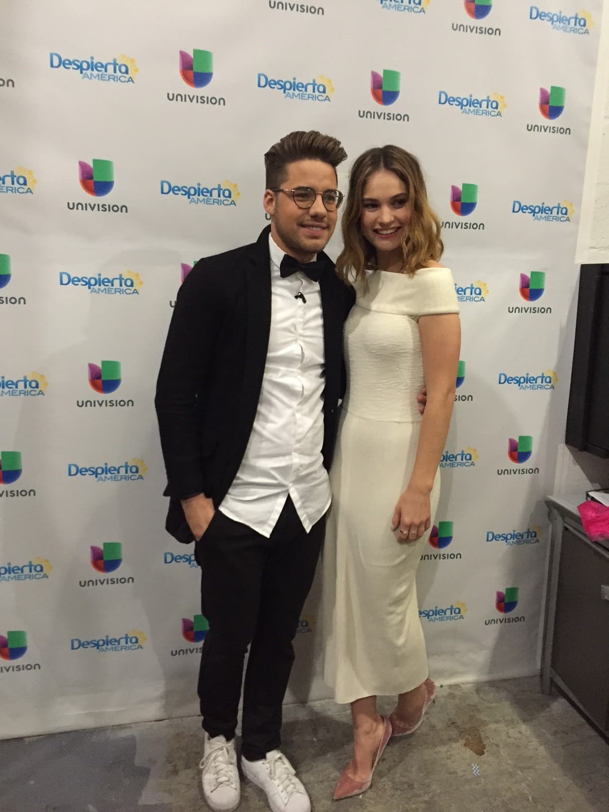 Muy formalito, Willy saludando a Lily. ¡No te quedes sin ver su película!