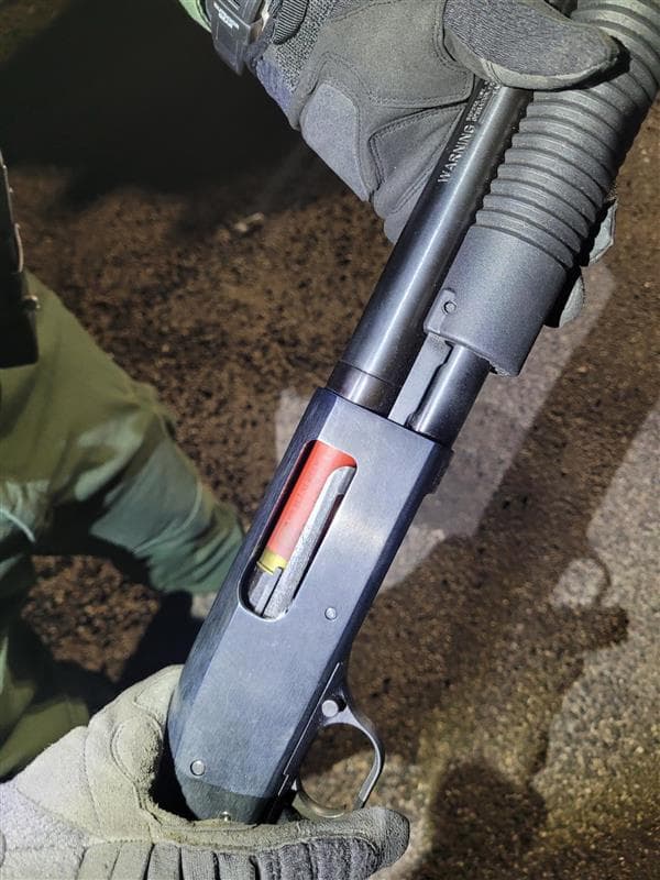 Una inspección secundaria derivó en el hallazgo de una escopeta cargada, que llevaba escondida cerca de un asiento.