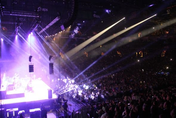 El Divo de Juárez, Juan Gabriel, hizo retumbar Phoenix con su música, su voz y sus bailes, enloqueciendo a miles de fans que llenaron el US Airways Center. Con un "¡Viva México!", Juanga arrancó su gira de conciertos del tour "Volver" ante un auditorio repleto que respondió con la misma pasión. Este ícono mexicano deleitó al público con sus grandes éxitos como "Querida", "El Noa Noa", "Inocente pobre amigo," y "Amor Eterno" entre muchos otros. El cantante se entregó por entero a sus seguidores, quienes cantaron, bailaron, lloraron y hasta aprovecharon para tomarse una selfie en un espectáculo que fue divertido y emotivo a la vez.