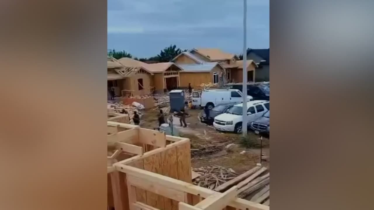 Redadas de ICE golpean construcción y elevan costo de viviendas en Texas