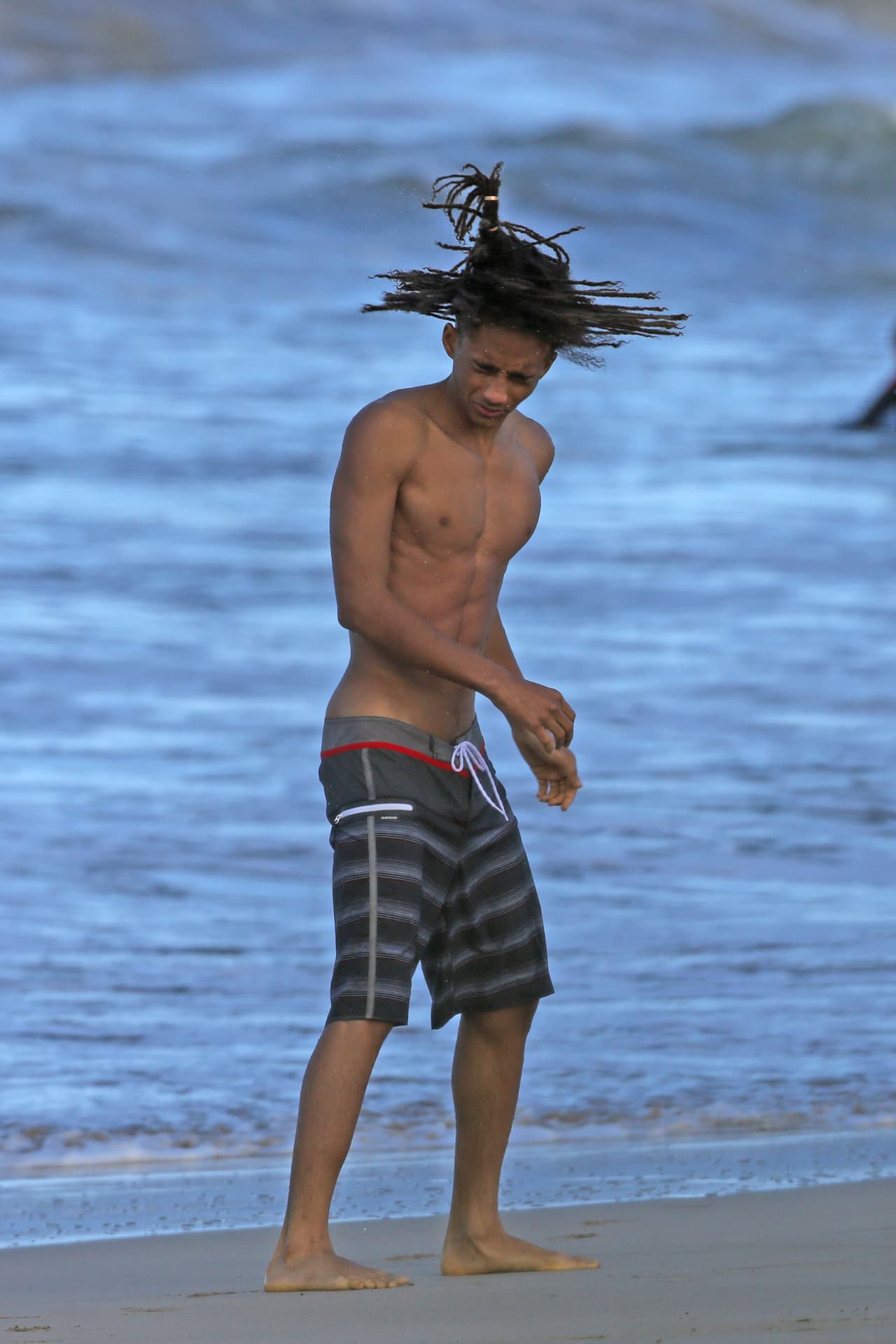 Sacudiéndose para secarse el cabello.