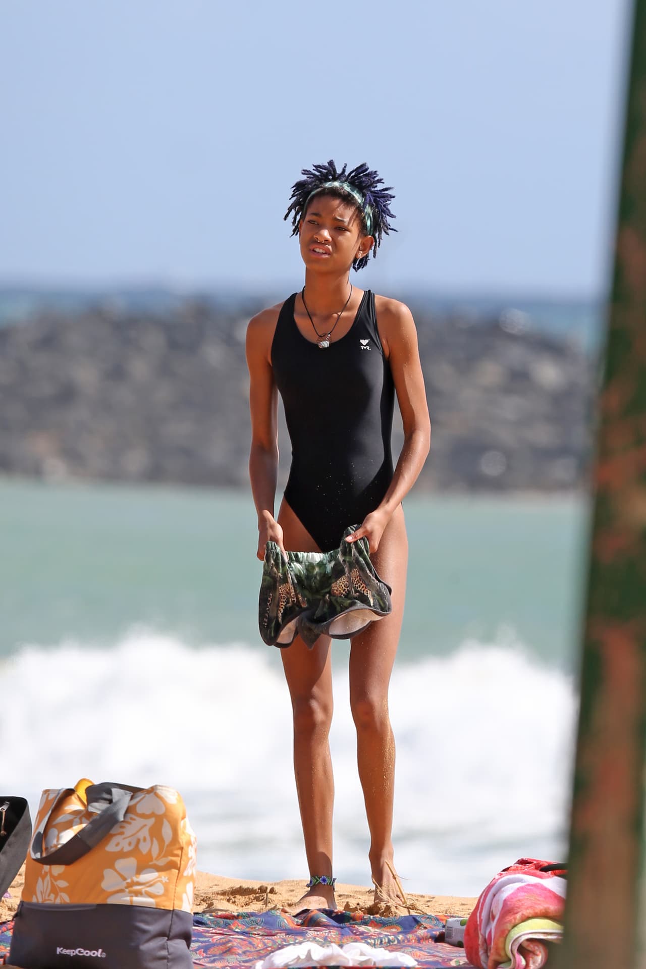 La chica también está muy flaquita.