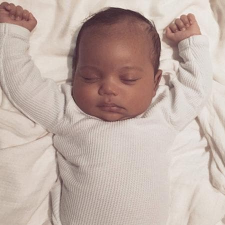 La primera foto de Saint West, de 2 años, fue publicada en 
<b>febrero de 2016 en la <a href="https://www.kimkardashianwest.com/behind-the-scenes/722-saint-west-photo-kim-kardashian-son-photos/">página</a> y la aplicación oficial </b>de la estrella y empresaria, a casi tres meses de su nacimiento.