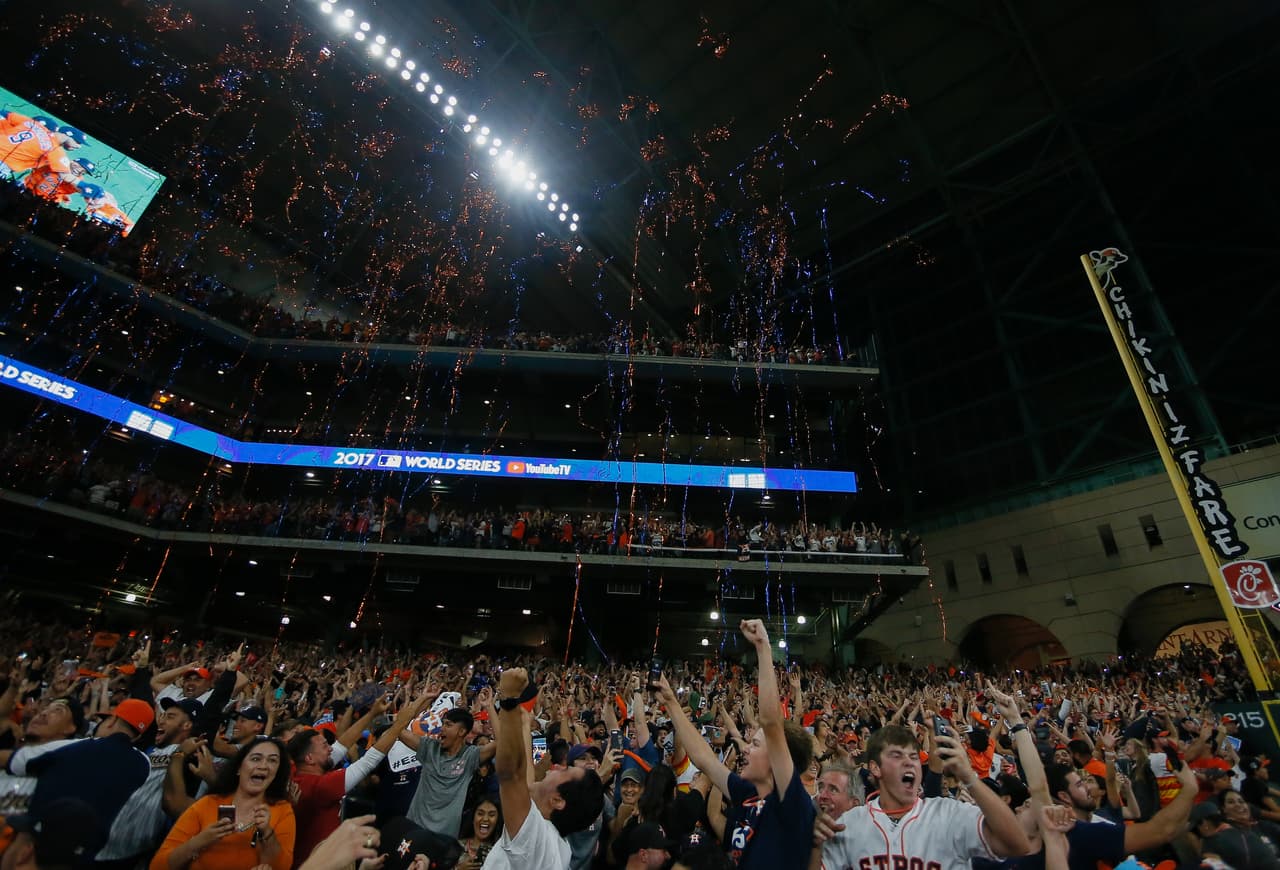 La alegría y emoción se tomó a los todos los hinchas de Houston Astros campeón de la Serie Mundial, entre los más jóvenes y algunas bellas mujeres, en una celebración gigante.