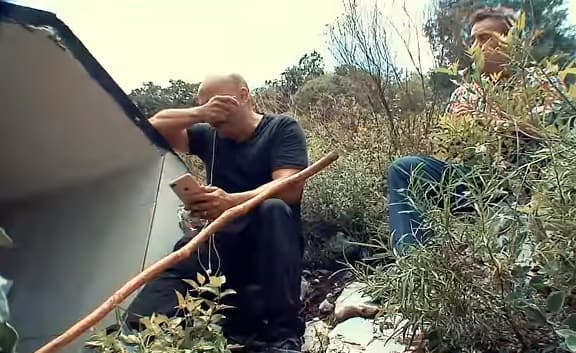 Durante la filmación del clip, Lupillo no pudo contener las lágrimas y en varias ocasiones tuvo que suspender la grabación pues la emoción y el recuerdo de su 'sister' lo embargó.