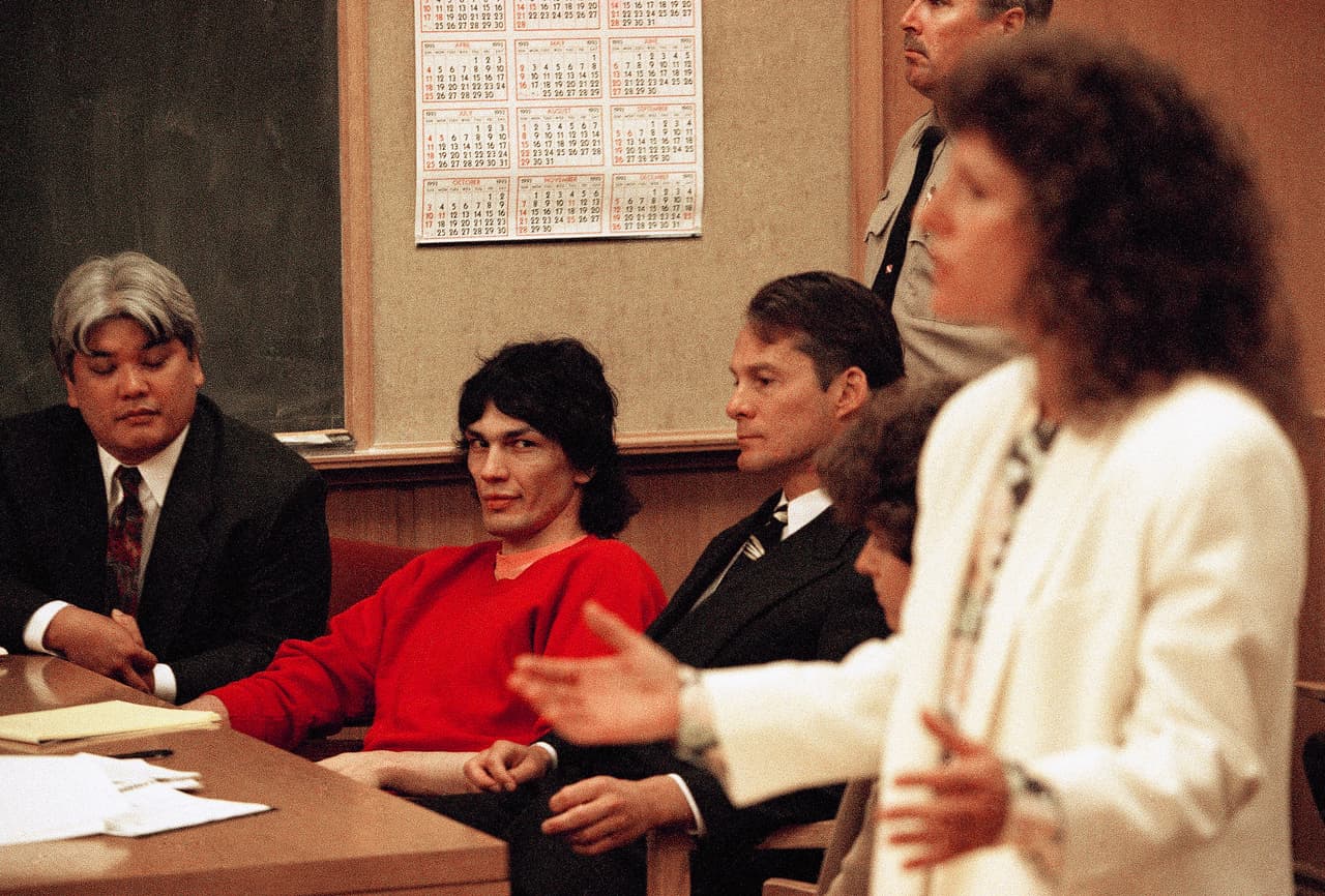 En la década de los 80's, Richard Ramírez, uno de los asesinos en serie más notorios en la historia del país, se hospedó en el gigantesco hotel angelino.