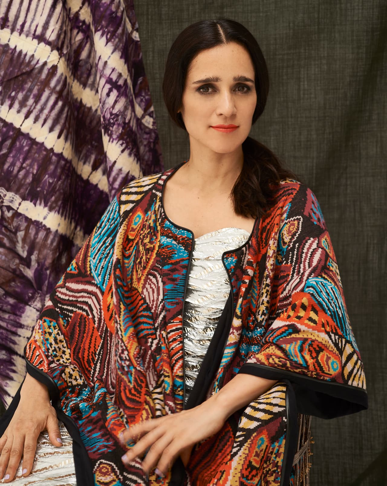 Julieta Venegas le canta al amor y a los desaparecidos en 'Algo Sucede'