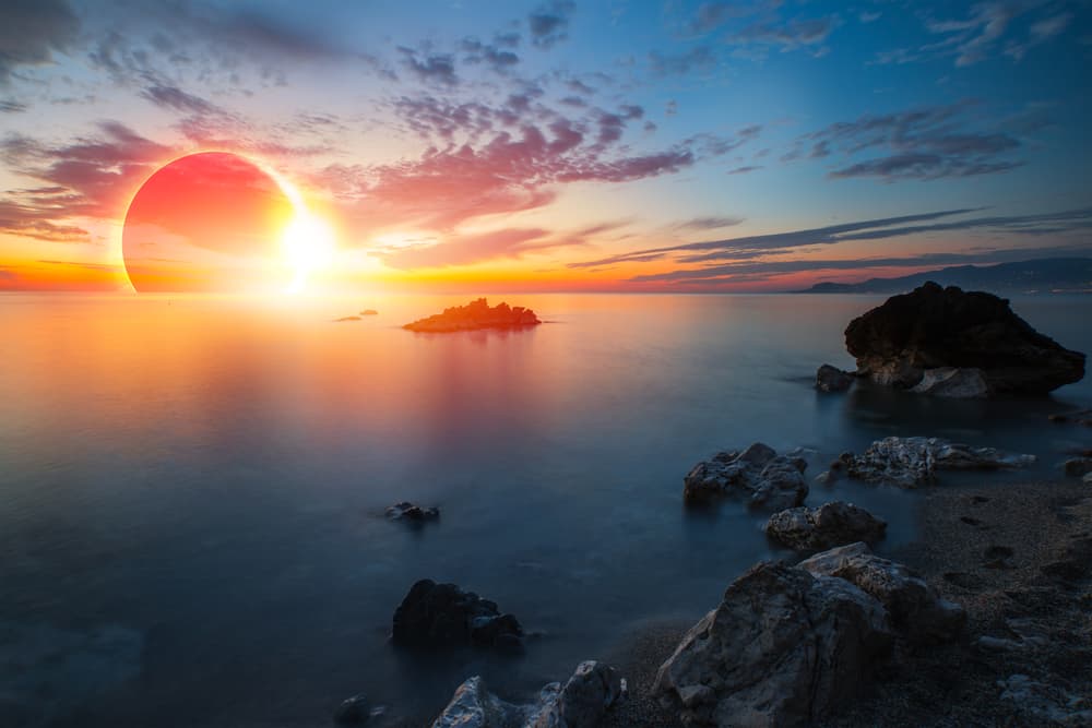 ¿Qué es un eclipse de Sol? Cuando la Luna, más pequeña que la Tierra, está oscureciendo cierta parte del Sol, por eso no se ve en todas partes del mundo. En el eclipse solar, hay un espacio en el que la Luna va atravesando el Sol y se va oscureciendo. A veces es parcial, a veces total. 
<br>