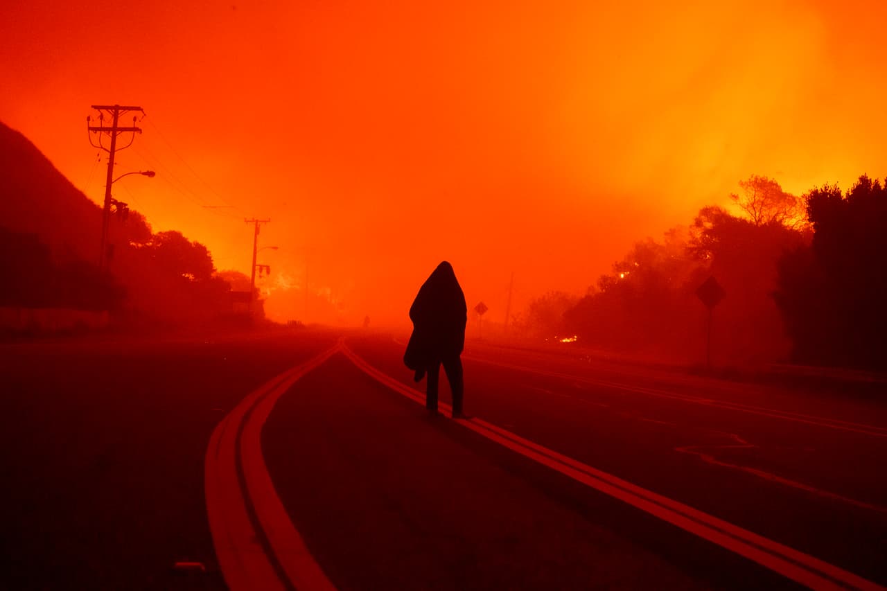 El incendio causó el
<b>cierre de la Pacific Coast Highway</b>, además de la evacuación de miles de residentes.