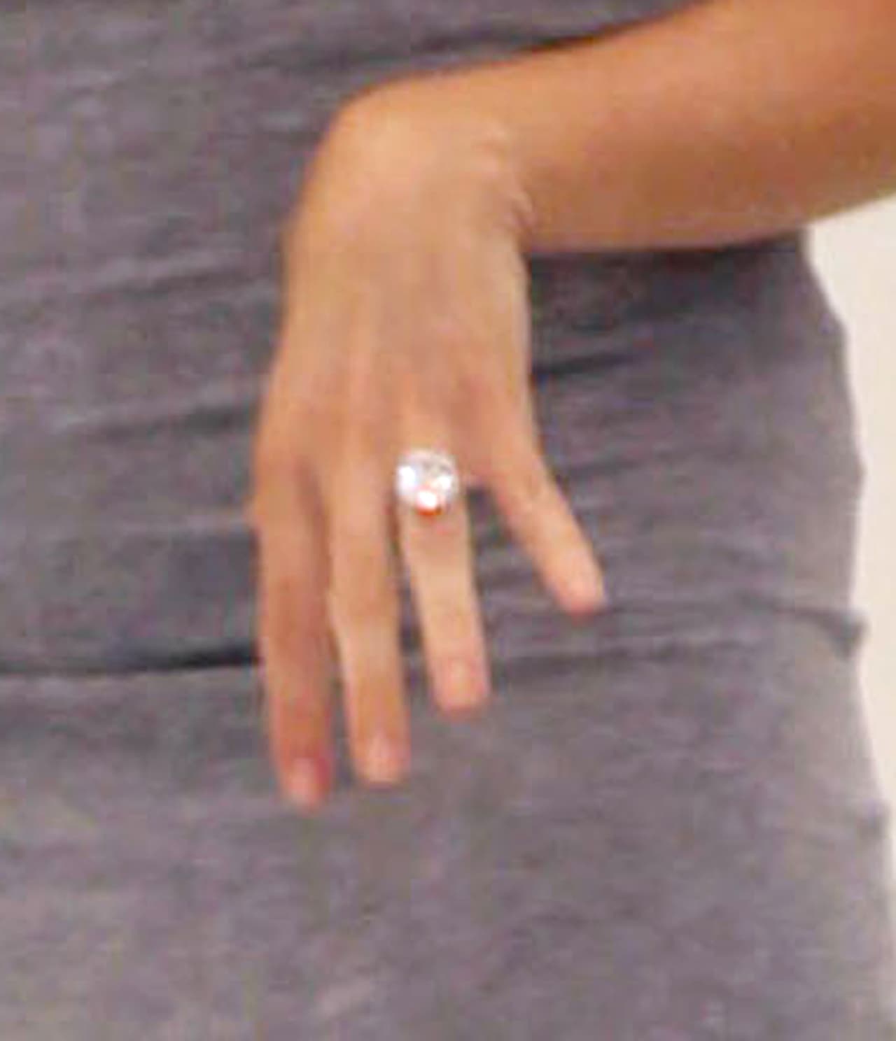 Y nos regaló otro vistazo de su hermoso - y gigantesco - anillo.