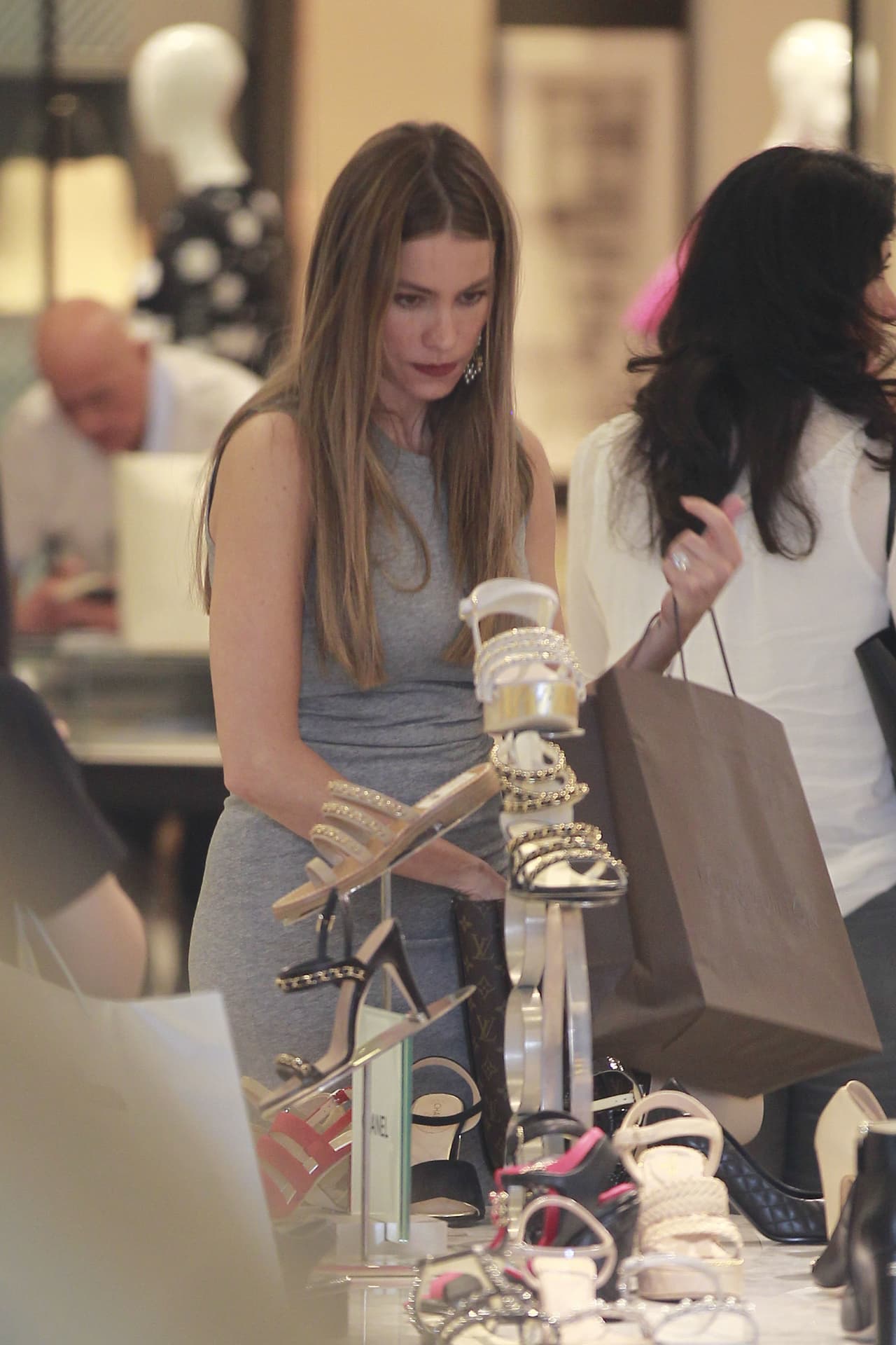 Vergara fue a ver lo que más le gusta: ¡zapatos!