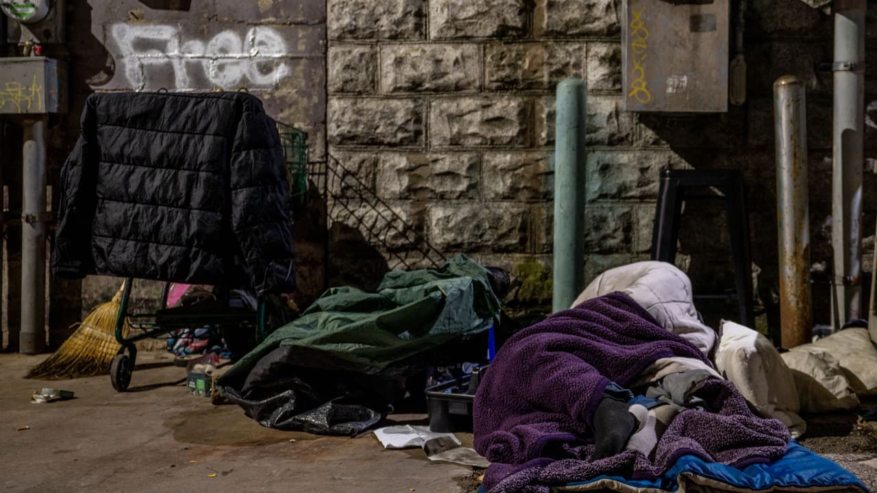 Investigan como homicidio el hallazgo de un hombre en un campamento de personas sin hogar en Texas