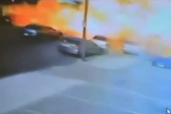 Bomberos de la ciudad, junto con detectives de la policía y la brigada de explosivos continúan investigando.