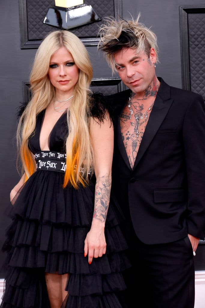 <b>Avril Lavigne y Mod Sun</b> 
<br>A principios de 2021 los cantantes hicieron una colaboración y desde entonces quedaron flechados uno del otro. Al grado de presentarse en todas las alfombras rojas juntos para presumir su amor.