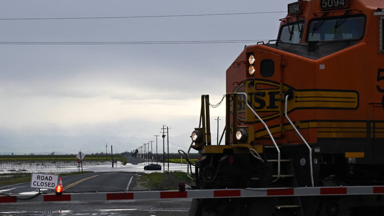 Roban más de $2 millones en tenis Nike que eran transportados en trenes: viajaban entre Arizona y California