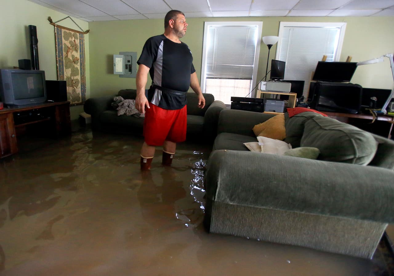 Wade Gary, habitante de Abbeville, revisa los daños ocasionados por la inundación a su casa. Al menos 40.000 viviendas fueron dañadas en el estado.