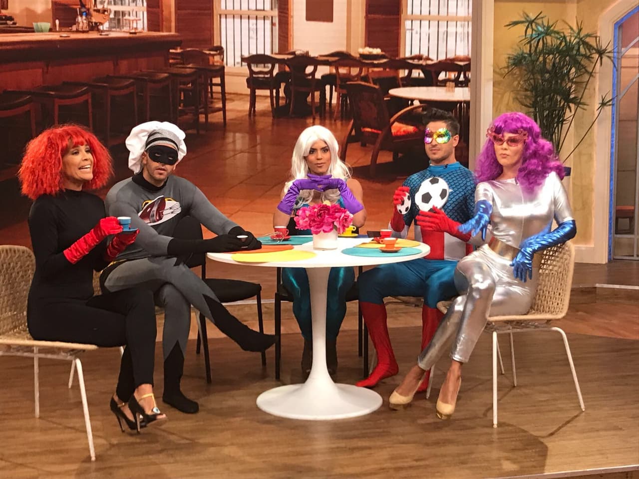 La guerra de chistes comenzó y la Mujer Elástica arrancó las primeras carcajadas.