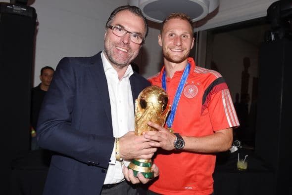 Kevin Grosskreutz aquí posando junto al dueño del Schalke 04, equipo de la Bundesliga.