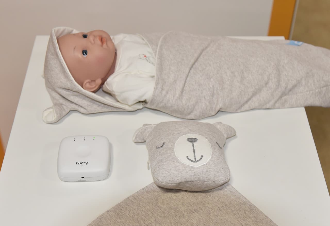 Los productos de confort para bebés incluyen el llamado Hugsy Heartbeat, un sistema que graba el latido de un padre y lo ejecuta cerca del bebé para calmarlo. MANDEL NGAN / AFP