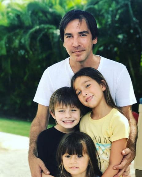 Tiene 40 años y es padre de tres nenes. Al igual que su hermano mayor nació en Venezuela, pero se mudó a Estados Unidos, donde hoy vive junto a su familia.