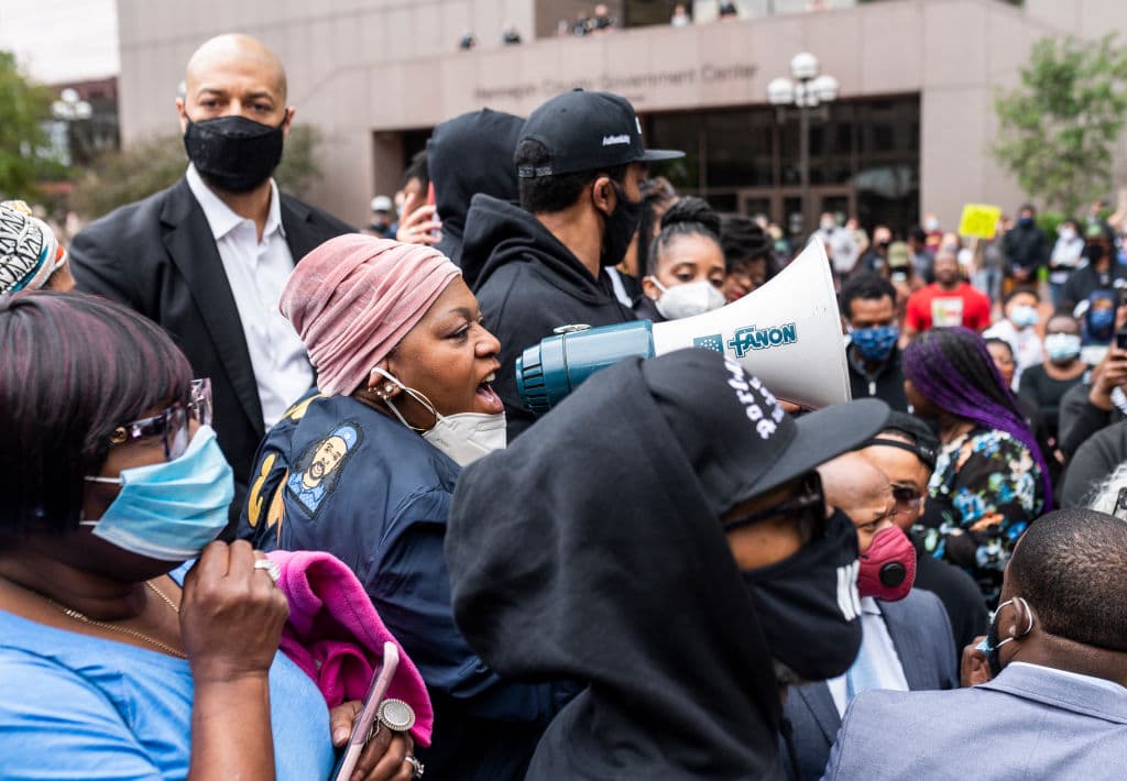 Minnesota esta en en huelga luego de que la policía de Minneapolis asesinara a George Floyd, lo que muchos no saben es que George fue un reconocido tight end en el equipo de su escuela en Jack Yates High School.