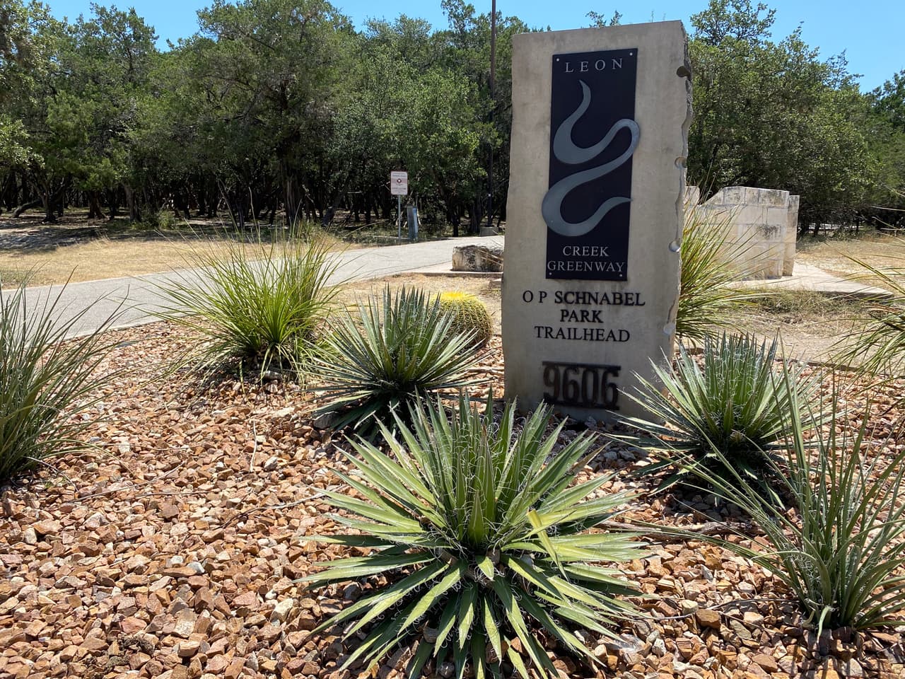 <h3 class="cms-H3-H3">O. P. Schnabel Park </h3>
<br>
<br>📍9606 Bandera Rd.
<br>
<br>Primero llamado Bandera Road Park, incluye 202 acres comprados por la Ciudad en 1964. 
<br>
<br>El sitio se destacó por sus muchos robles, laureles de montaña y otra vegetación nativa. 
<br>
<br>Debido a que su belleza natural estaba en consonancia con los intereses de O.P. Schnabel, el parque fue renombrado en su honor en 1977.