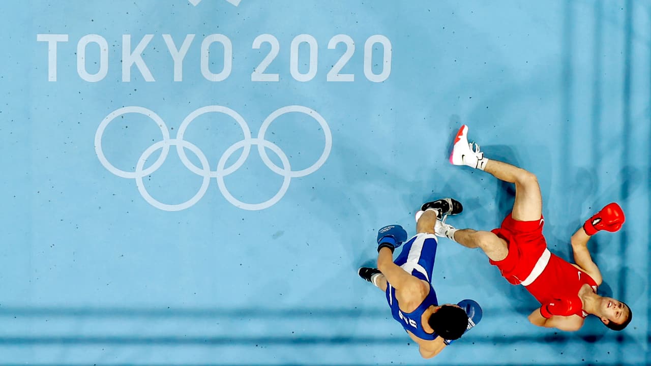 <b>Tokio 2020 (a mediados de 2021)</b>
<br>
<br>La pandemia de 
<a href="https://www.univision.com/temas/covid-19-enfermedad">covid-19</a> casi provoca que los juegos de 
<a href="https://www.univision.com/temas/tokio-2020">Tokio</a> se suspendieran por completo en 2020, pero finalmente las autoridades acordaron que fuera pospuesto 12 meses.
<br>
<br>La última vez que se cancelaron los Juegos Olímpicos fue durante la Segunda Guerra Mundial. Los Juegos Olímpicos de verano e invierno de 1940 estaban programados para celebrarse en Japón, pero Japón perdió el derecho en 1937 cuando entró en guerra con China. Iban a llevarlos a Helsinki, Finlandia, en verano y a Garmisch-Partenkirchen, Alemania, en el invierno, pero se cancelaron en 1939 con la invasión de Polonia por Aldolf Hitler.
<br>
<br>
<a href="https://www.history.com/news/olympics-postponed-cancelled"><u>Los juegos siguientes, Londres 1944 (en plena Segunda Guerra Mundial), también fueron cancelados</u></a>. Las autoridades acordaron que la siguiente edición (1948) también fuera organizada en Londres, lo que podría considerarse como una postergación y no una cancelación.