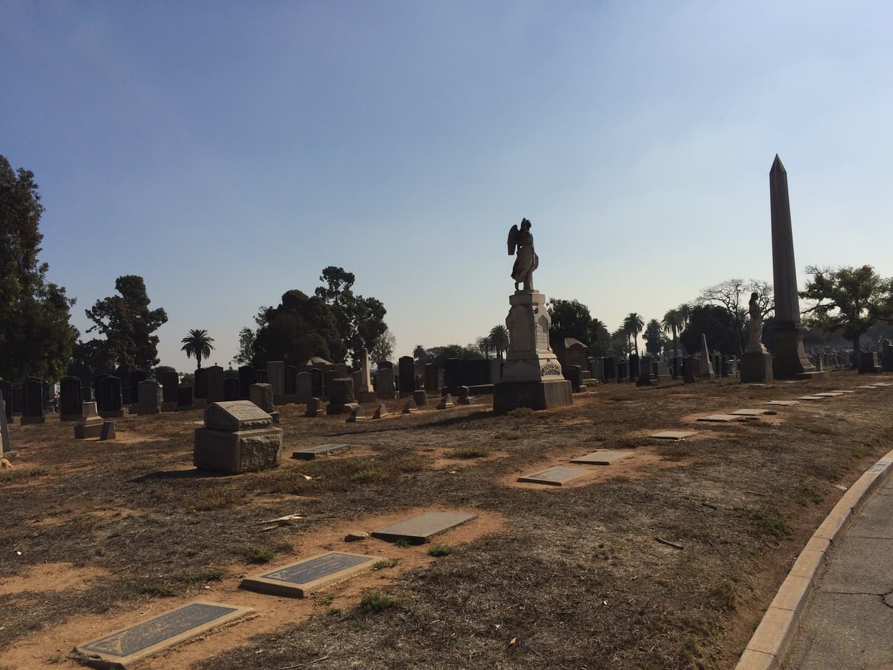 Pero según nos relató Becerra, no todos los empleados del cementerio o residentes de las vecindades aledañas consideran que los seres enterrados allí descansan en paz.